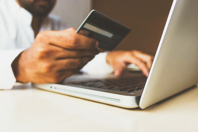 Montar una perfumería online. El complemento perfecto de tu perfumería física